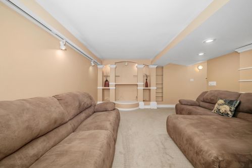 9006 Vine Ave, Bull Valley IL 60097-8243 exterior