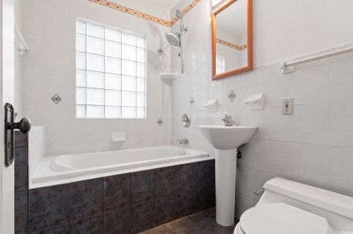 3253 Newhall St, Milwaukee WI 53211-3043 exterior