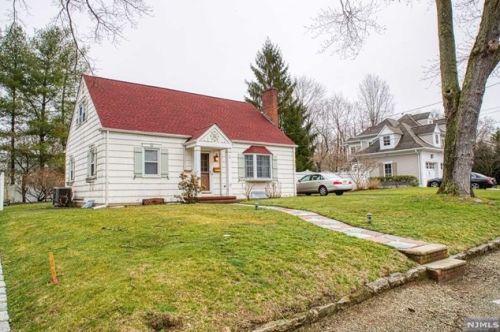 8 Lois Ave, Demarest, NJ 07627-2220