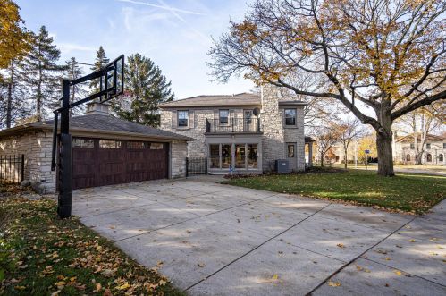 7425 Grand Pkwy, Milwaukee WI 53213-3566 exterior