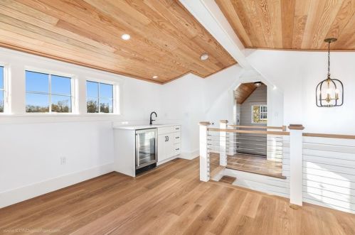 166 Ruggles Ave, Middletown RI 02840-4351 exterior