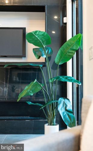 722 Broad St, Philadelphia PA 19146-3119 exterior