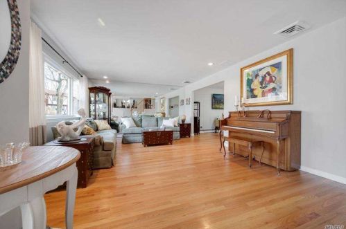 17 Cornell Dr, Commack NY 11725-2523 exterior