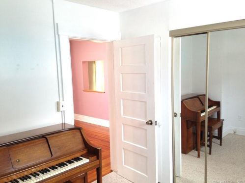 87 St, Windsor CT 06095-2408 exterior