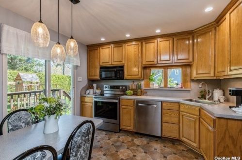 16 Dovecote Ln, Commack NY 11725-2707 exterior