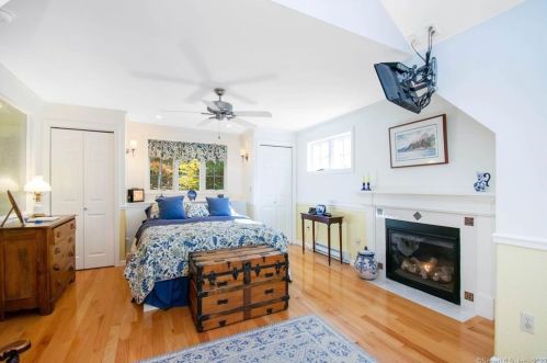 93 Burbank Rd, Ellington CT 06029-2805 exterior