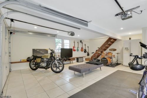 84 Mcclellan Ave, Livingston NJ 07039-1334 exterior