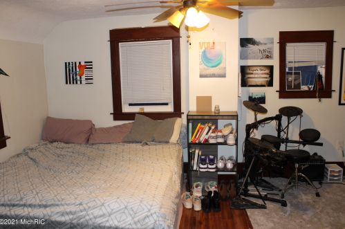 1053 Jackson St, Grand Rapids MI 49504-5481 exterior