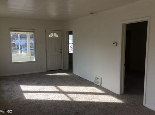 210 Hackley Ave, Meskegon MI 49444-1060 exterior