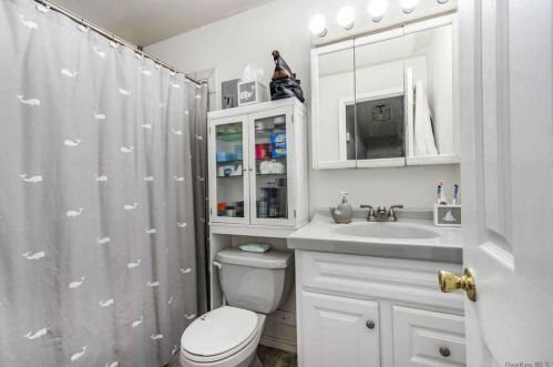 10 Pawnee Dr, Commack NY 11725-4210 exterior