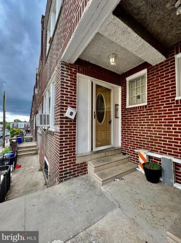 5924 Leithgow St, Philadelphia, PA 19120-1831