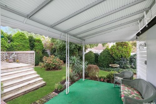 136 Berry St, Valley Stream NY 11580-3430 exterior