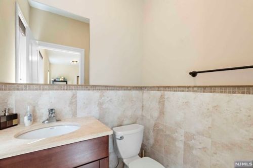 435 Nelson Ave, Cliffside Park NJ 07010-1818 exterior