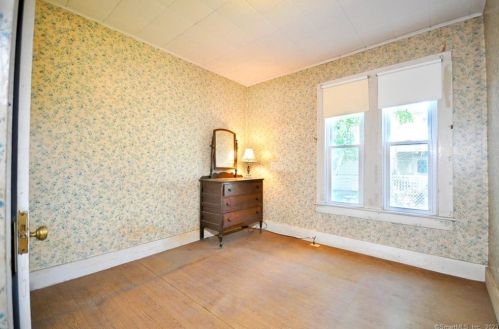 34 Windsor St, Enfield CT 06082-2815 exterior