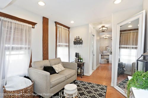 30 Broadway, East Freehold NJ 07728-1813 exterior