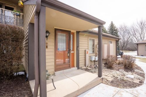 3725 Loomis Rd, Milwaukee, WI 53221-1054