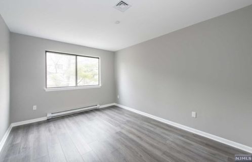 5 London Ct, Teaneck NJ 07666-6488 exterior