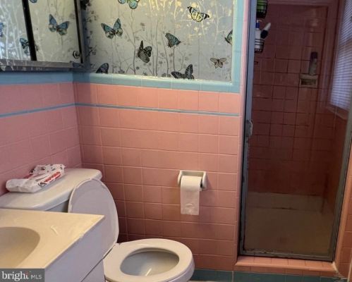 823 Longshore Ave, Philadelphia PA  19111-4422 exterior