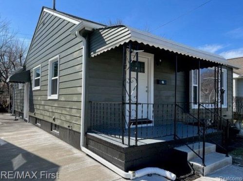 77 Tecumseh St, Clawson MI  48017-2054 exterior