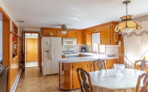 42 Hawthorne St, Providence, RI 02907-2950