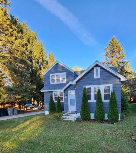 7080 44th St, Milwaukee, WI 53223-5306