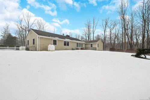 40 Cox Ave, Armonk NY 10504-2016 exterior