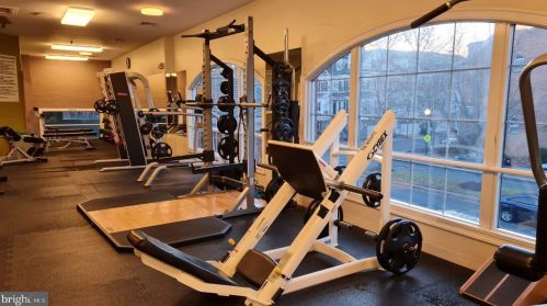 5082 Donovan Dr, Alexandria VA 22304-7755 exterior