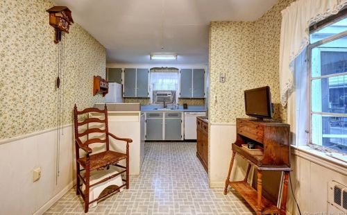 76 Holly St, Milford CT 06460-5107 exterior