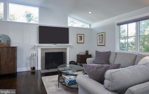 6825 Old Chesterbrook Rd, Mc Lean VA 22101-4408 exterior