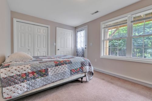 6 Townsend Dr, Dover NH 03820-6514 exterior