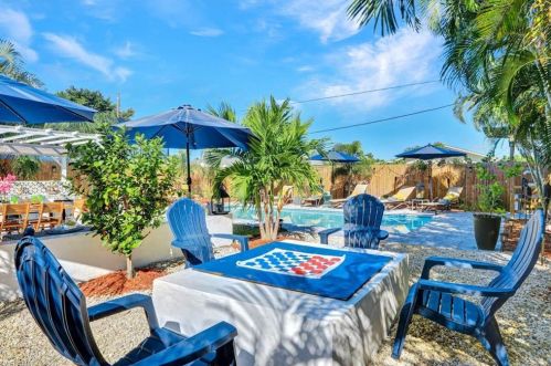 821 91 Ave, Naples FL 34108-2426 exterior