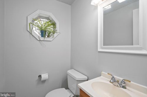 717 Snowdon Ln, Glen Burnie MD 21061-4824 exterior