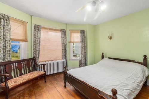 13 Brinley St, Middletown RI 02840-3252 exterior