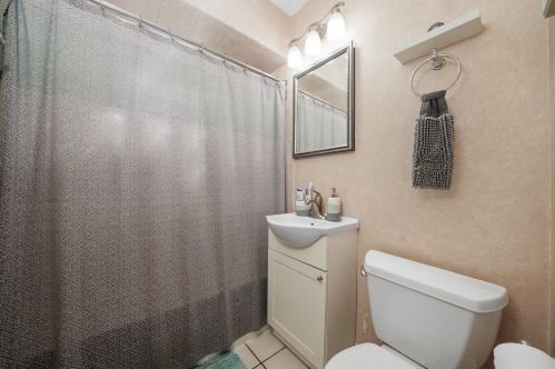 6625 64 St, Chicago IL 60638-4915 exterior