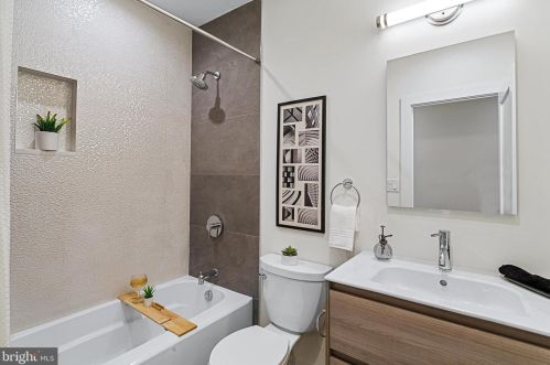 302 Rhode Is Ave, Washington DC 20001-1827 exterior