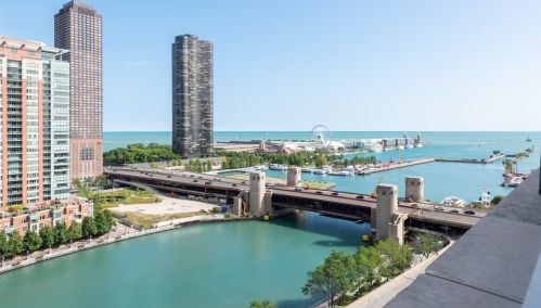 420 Waterside Dr, Chicago IL  60601-4700 exterior