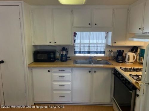 10 Helen Ave, Jackson Twp NJ 08527-3110 exterior