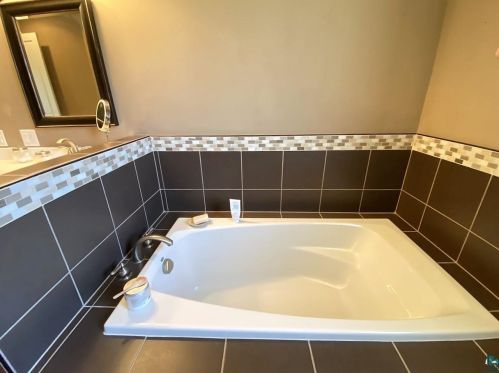 703 4 St, Duluth MN 55806-2437 exterior