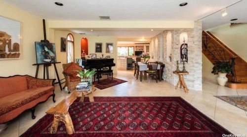 16 Longview Ave, Valley Stream NY  11581-2821 exterior