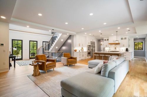 232 Bayberry Ln, Westport CT 06880-4033 exterior