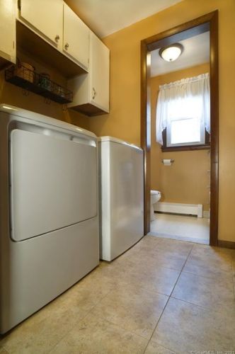 33 Northfield Rd, Enfield CT 06082-4240 exterior