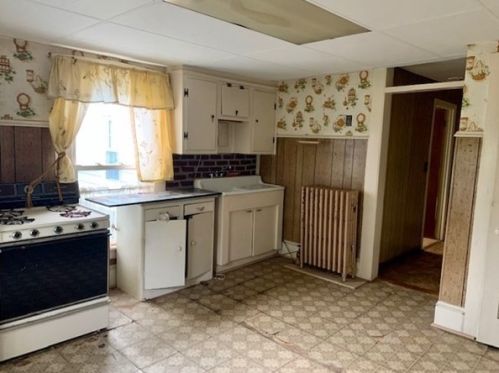 3 Charles St, Methuen MA 01844-3107 exterior