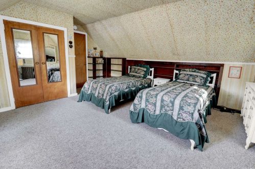 8 Birchwood Dr, Valley Stream NY 11580-1908 exterior