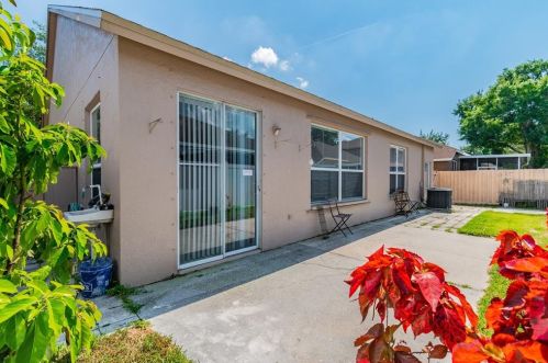 8814 Cypress Hammock Dr, Tampa FL  33614-8100 exterior