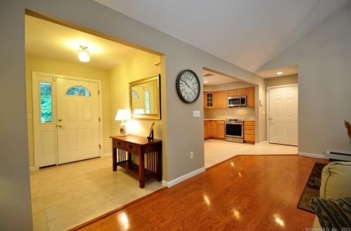 221 Marshall Phelps Rd, Windsor CT 06095-1743 exterior