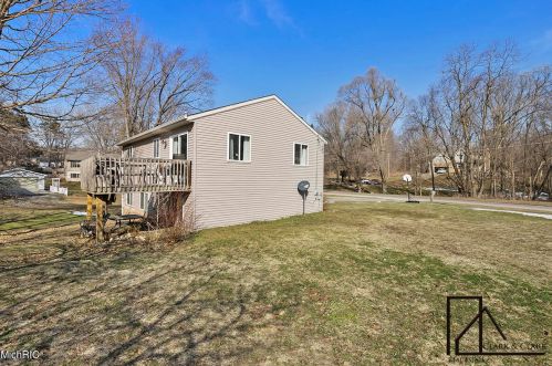 806 Grindle Dr, Lowell MI 49331-9326 exterior