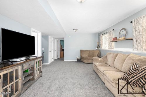 806 Grindle Dr, Lowell MI 49331-9326 exterior