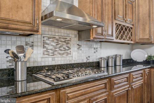 11801 Ambleside Dr, Rockville MD 20854-2109 exterior