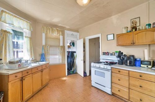 24 Mainsgate St, Pittsburgh PA 15205-2247 exterior