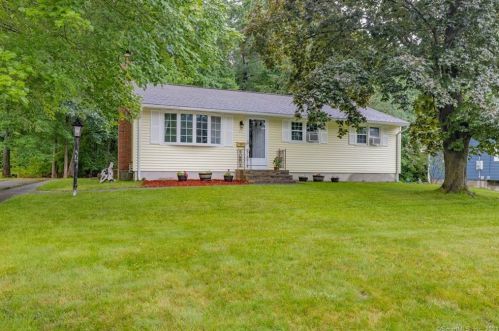 27 Grove Rd, Enfield, CT 06082-2605